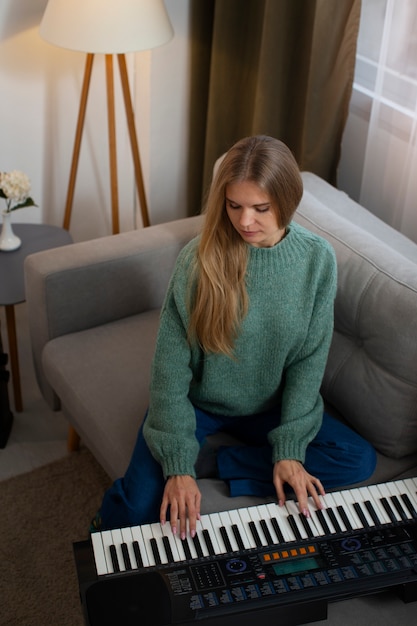 Frau des hohen winkels, die klavier spielt