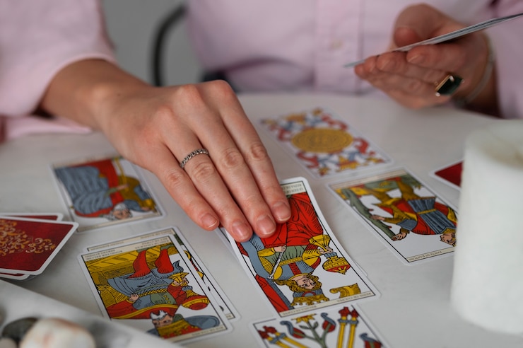 Kostenlose Foto frau des hohen winkels, die tarot liest