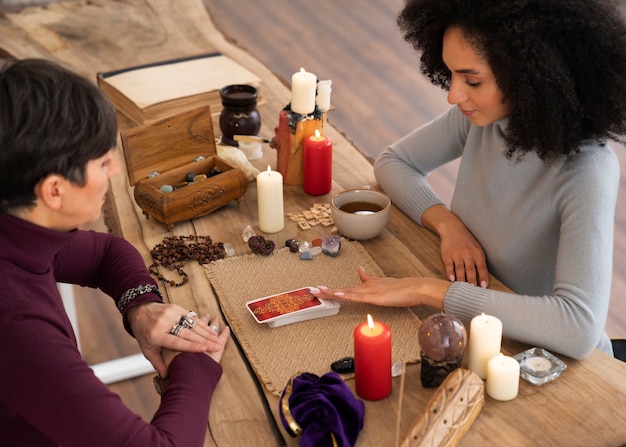 Kostenloses Foto frau des hohen winkels, die tarot liest