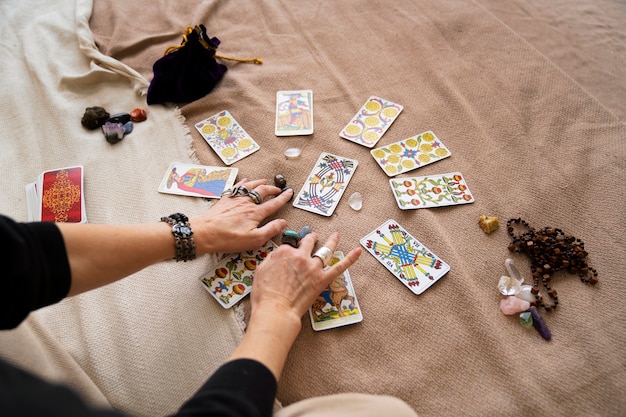 Frau des hohen winkels, die tarot liest