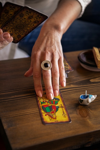 Kostenloses Foto frau des hohen winkels, die tarot liest