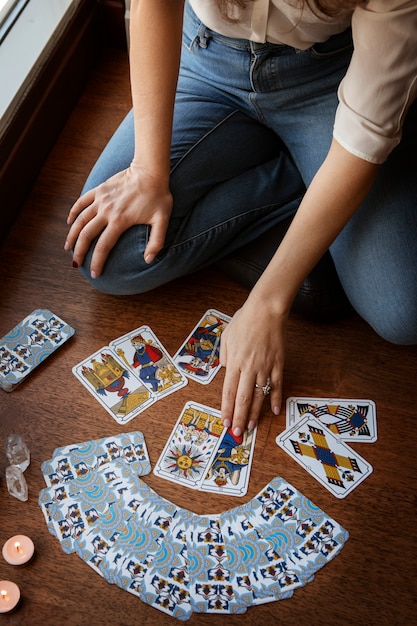 Kostenloses Foto frau des hohen winkels, die tarot liest