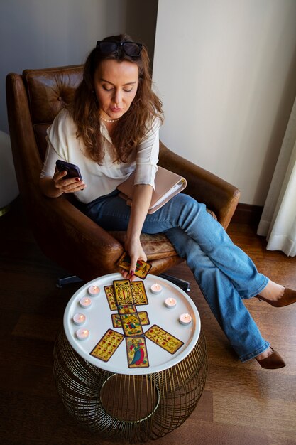 Frau des hohen winkels, die tarot liest