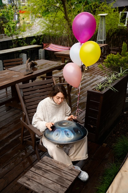 Frau des hohen winkels mit handpan