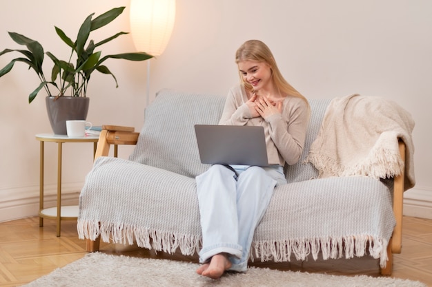 Frau des vollen Schusses, die Laptop hält