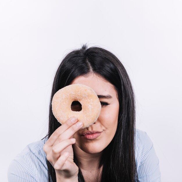 Frau, die Abflussrohrdonut schaut