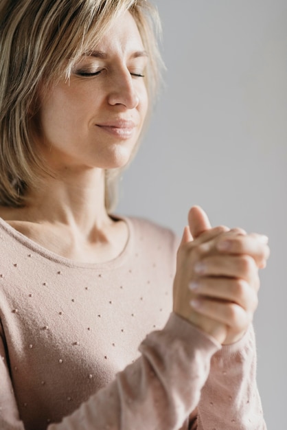 Kostenloses Foto frau, die allein zu hause betet