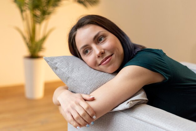 Frau, die allein zu Hause entspannt