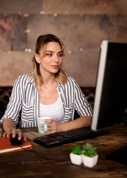 Frau, die am Computer von zu Hause aus arbeitet