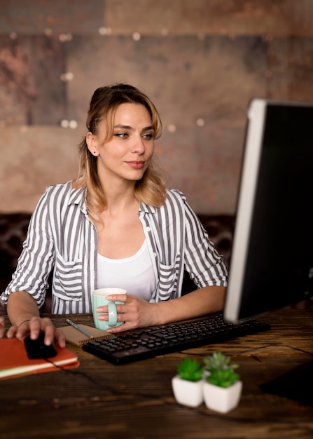 Frau, die am Computer von zu Hause aus arbeitet