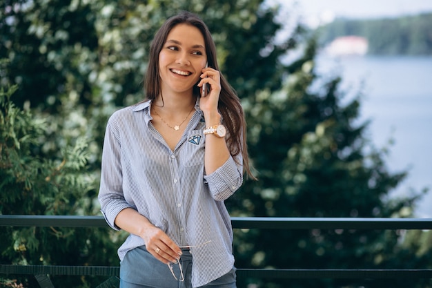 Frau, die am Fenster in einem Café steht