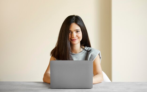 Frau, die am Laptop arbeitet