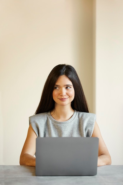 Frau, die am Laptop arbeitet