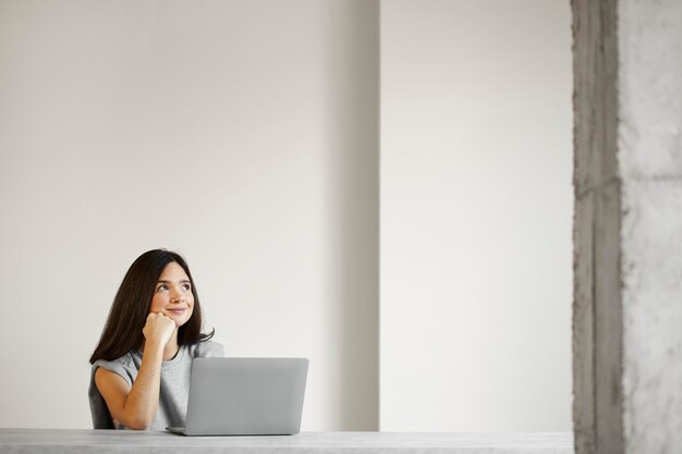 Frau, die am Laptop arbeitet