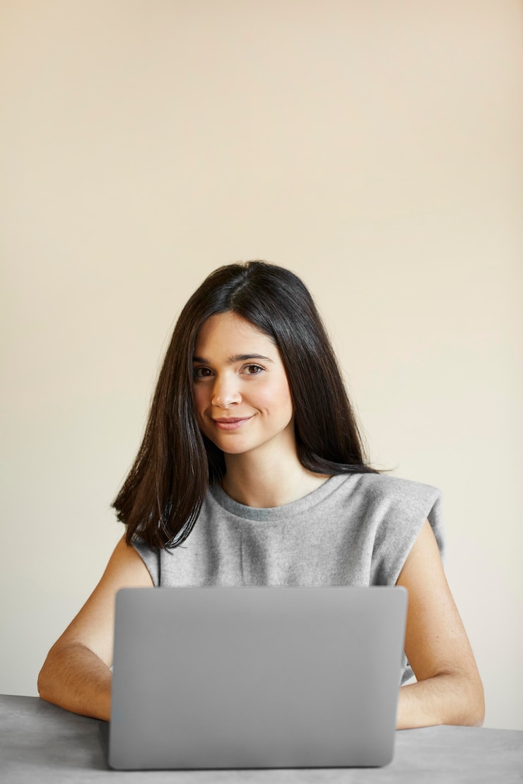 Kostenlose Foto frau, die am laptop arbeitet