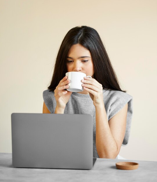 Frau, die am Laptop arbeitet