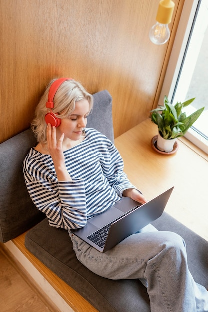 Frau, die am Laptop arbeitet