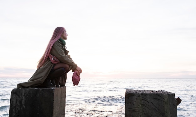 Frau, die am Meer vollen Schuss aufwirft