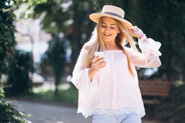 Frau, die am Telefon otside die Straße spricht