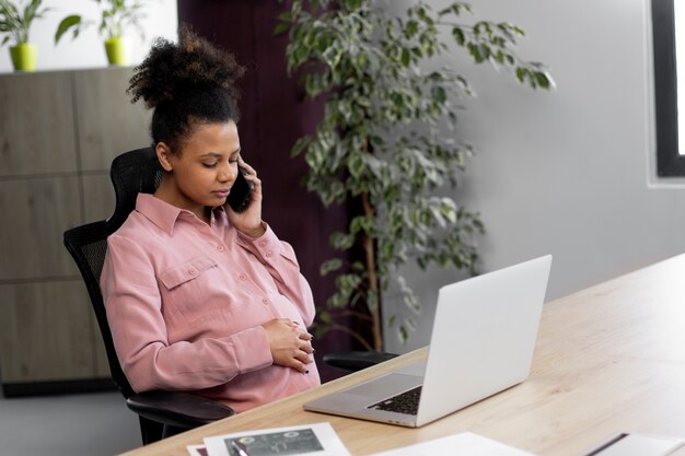 Frau, die am Telefon spricht, mittlerer Schuss