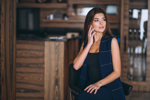 Frau, die am Telefon spricht