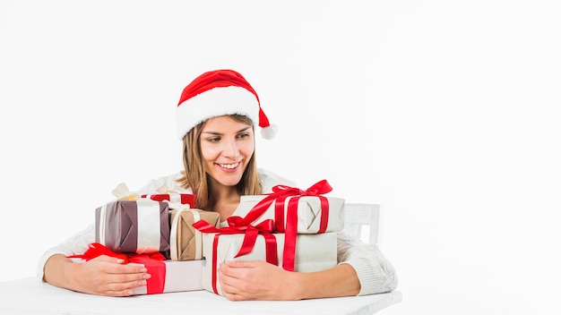 Frau, die am Tisch mit Geschenkboxen sitzt