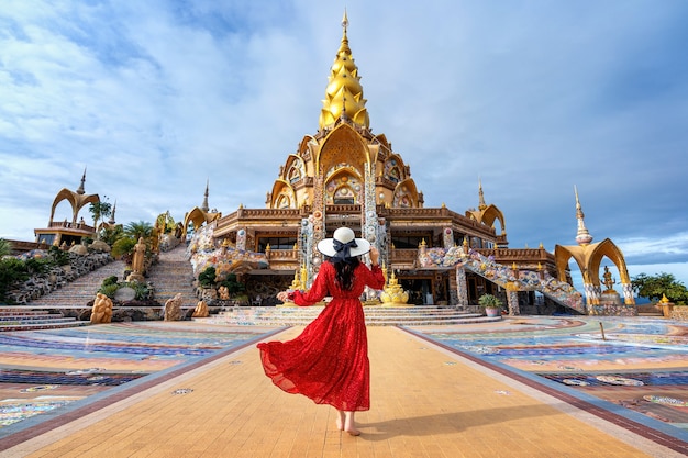 Frau, die am Wat Phra steht, dass Pha Son Kaew Tempel in Khao Kho Phetchabun, Thailand.