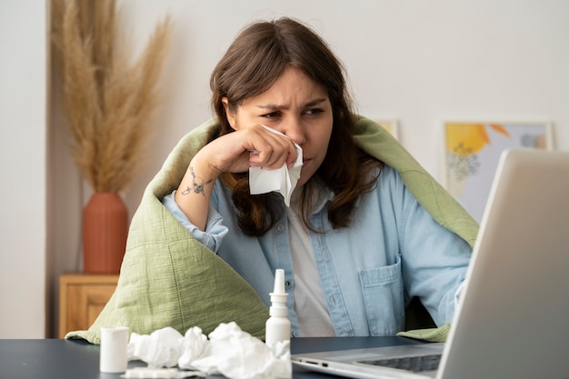 Kostenloses Foto frau, die an allergien leidet, mittlerer schuss