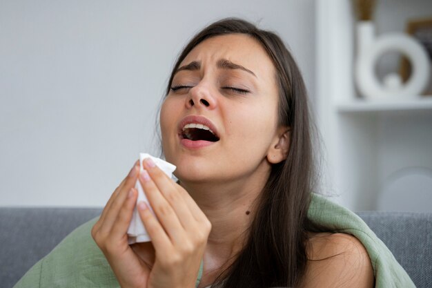 Frau, die an Allergien leidet, Seitenansicht
