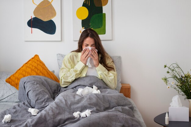 Frau, die an Allergien leidet