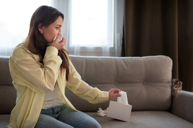 Frau, die an Allergien leidet