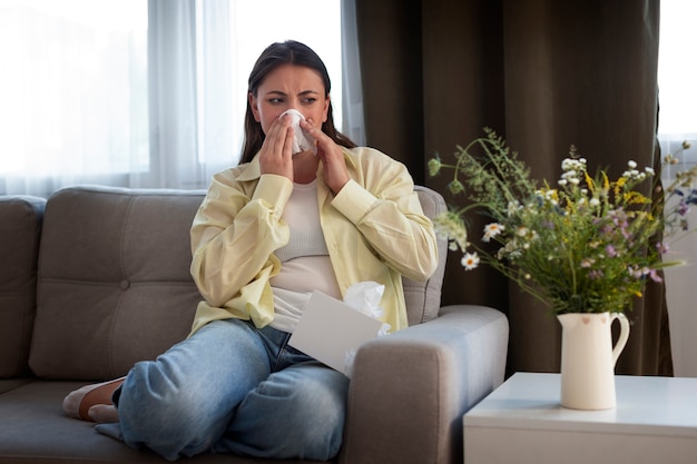 Frau, die an Blumenallergie leidet