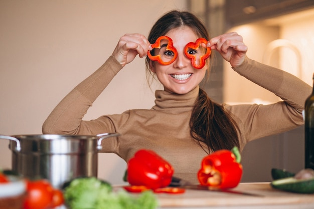 Frau, die an der Küche kocht