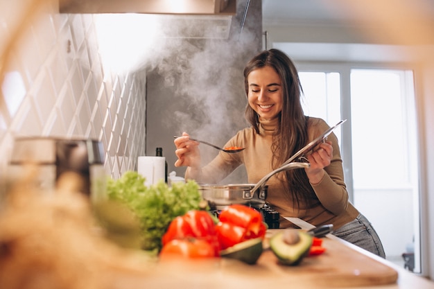 Kostenloses Foto frau, die an der küche kocht