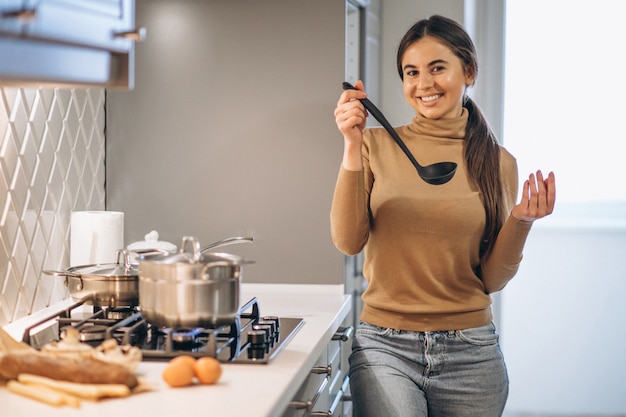 Frau, die an der Küche kocht