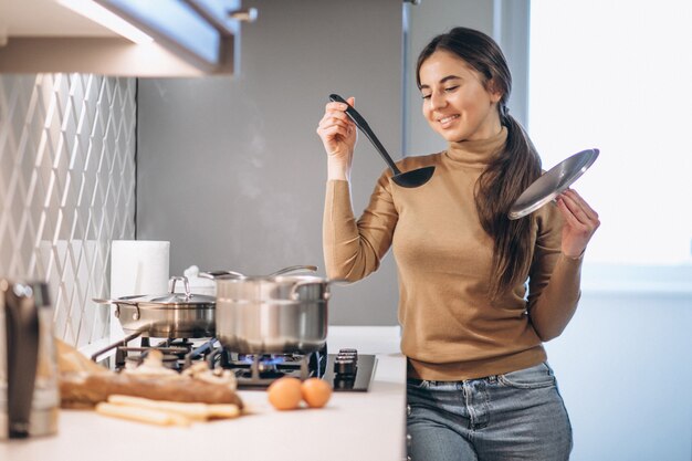 Frau, die an der Küche kocht