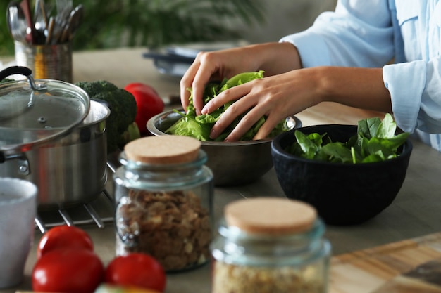 Frau, die an der Küche kocht