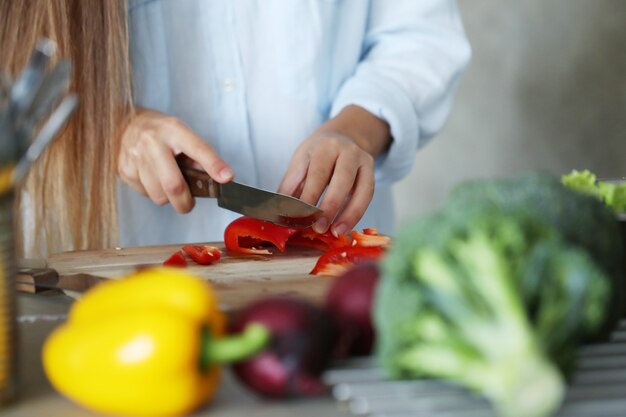 Frau, die an der Küche kocht