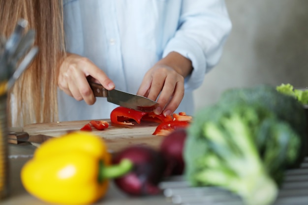 Frau, die an der Küche kocht