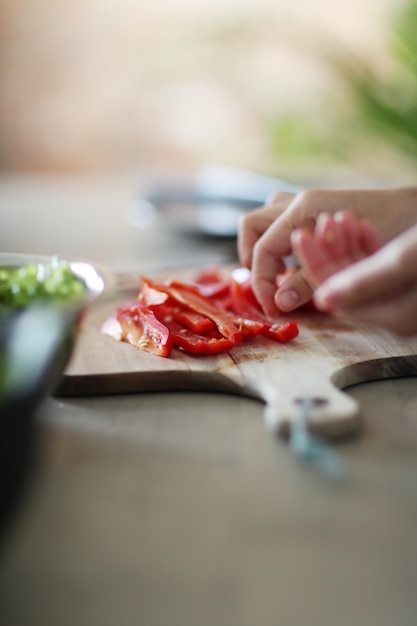 Frau, die an der Küche kocht