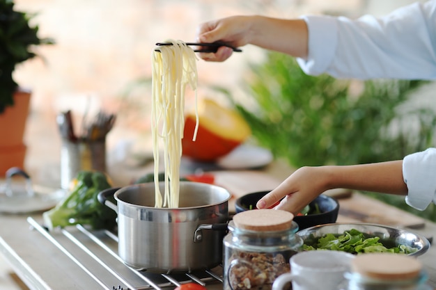 Frau, die an der Küche kocht