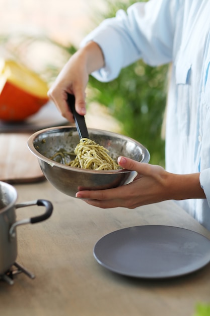 Frau, die an der Küche kocht