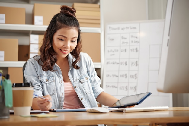 Frau, die an der Post arbeitet