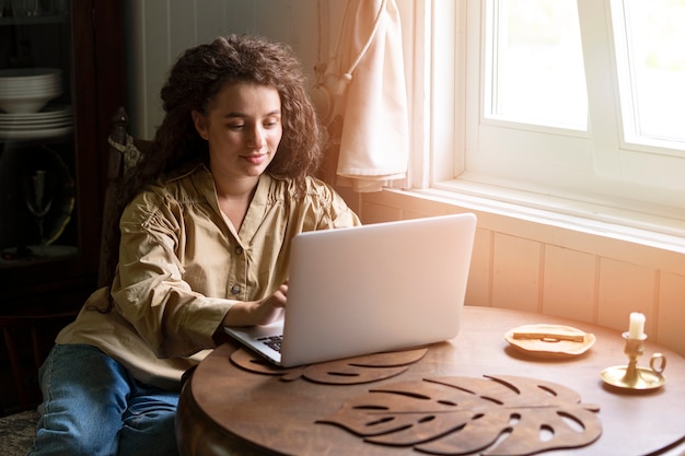 Frau, die an der Seitenansicht des Laptops arbeitet