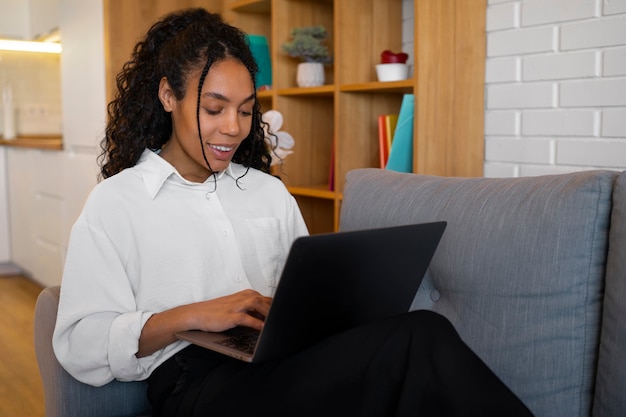 Frau, die an der Seitenansicht des Laptops arbeitet