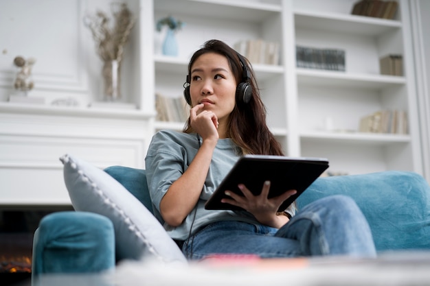 Kostenloses Foto frau, die an e-learning-kursen teilnimmt