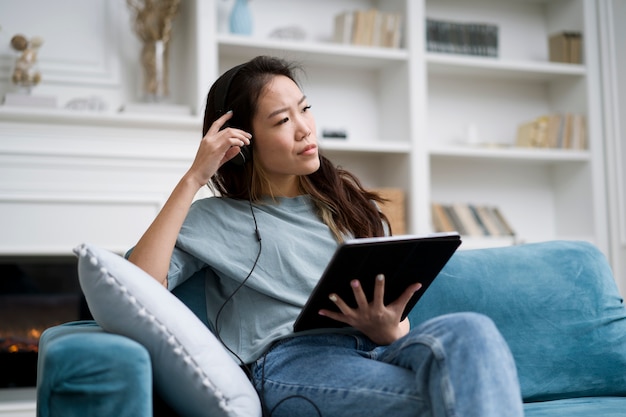 Kostenloses Foto frau, die an e-learning-kursen teilnimmt