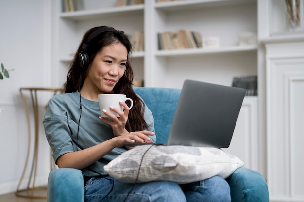 Kostenloses Foto frau, die an e-learning-kursen teilnimmt