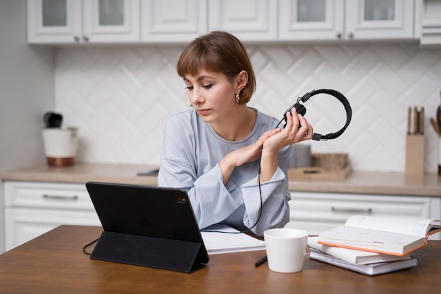 Kostenloses Foto frau, die an e-learning-kursen teilnimmt