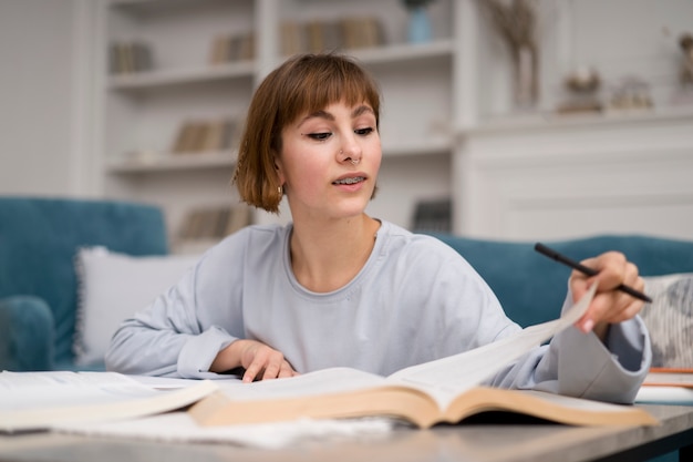 Frau, die an E-Learning-Kursen teilnimmt